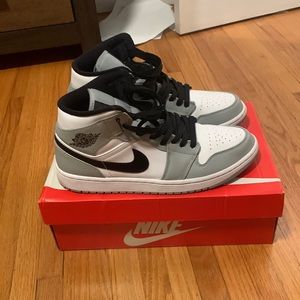 Air Jordan 1 mid light smoke Grey